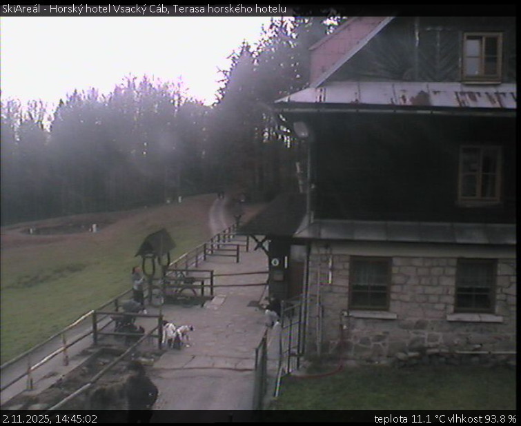 SkiAreál - Horský hotel Vsacký Cáb - Terasa horského hotelu - 2.11.2025 v 14:45 SkiAreál - Horský hotel Vsacký Cáb - Terasa horského hotelu - 2.11.2025 v 14:45