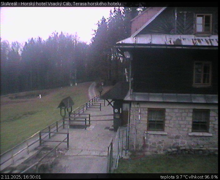 SkiAreál - Horský hotel Vsacký Cáb - Terasa horského hotelu - 2.11.2025 v 16:30 SkiAreál - Horský hotel Vsacký Cáb - Terasa horského hotelu - 2.11.2025 v 16:30
