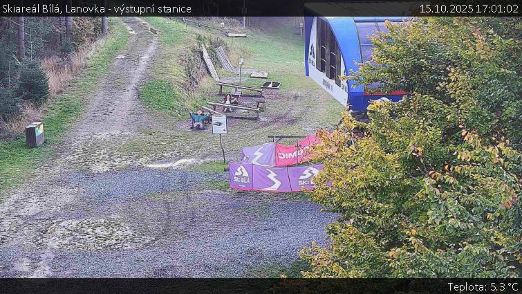 Skiareál Bílá - Lanovka - výstupní stanice - 15.10.2025 v 17:01 Skiareál Bílá - Lanovka - výstupní stanice - 15.10.2025 v 17:01