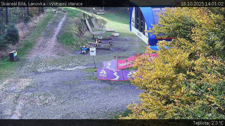 Skiareál Bílá - Lanovka - výstupní stanice - 18.10.2025 v 14:01 Skiareál Bílá - Lanovka - výstupní stanice - 18.10.2025 v 14:01