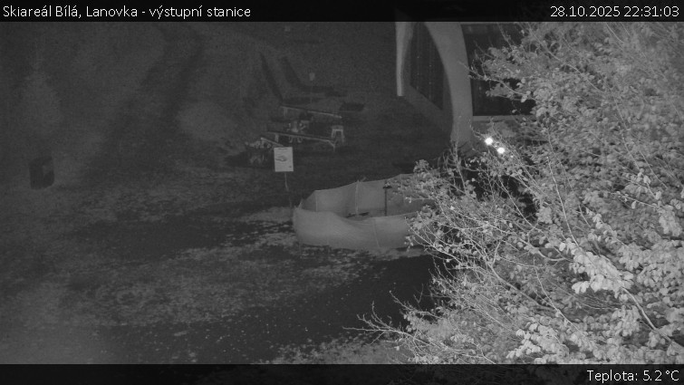 Skiareál Bílá - Lanovka - výstupní stanice - 28.10.2025 v 22:31 Skiareál Bílá - Lanovka - výstupní stanice - 28.10.2025 v 22:31