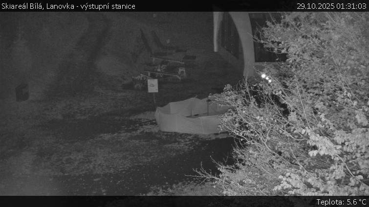 Skiareál Bílá - Lanovka - výstupní stanice - 29.10.2025 v 01:31 Skiareál Bílá - Lanovka - výstupní stanice - 29.10.2025 v 01:31