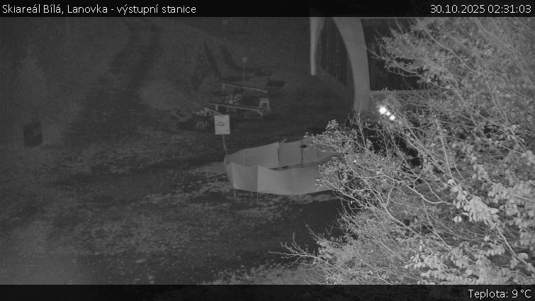 Skiareál Bílá - Lanovka - výstupní stanice - 30.10.2025 v 02:31 Skiareál Bílá - Lanovka - výstupní stanice - 30.10.2025 v 02:31