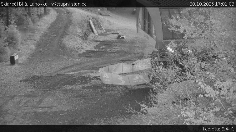 Skiareál Bílá - Lanovka - výstupní stanice - 30.10.2025 v 17:01 Skiareál Bílá - Lanovka - výstupní stanice - 30.10.2025 v 17:01