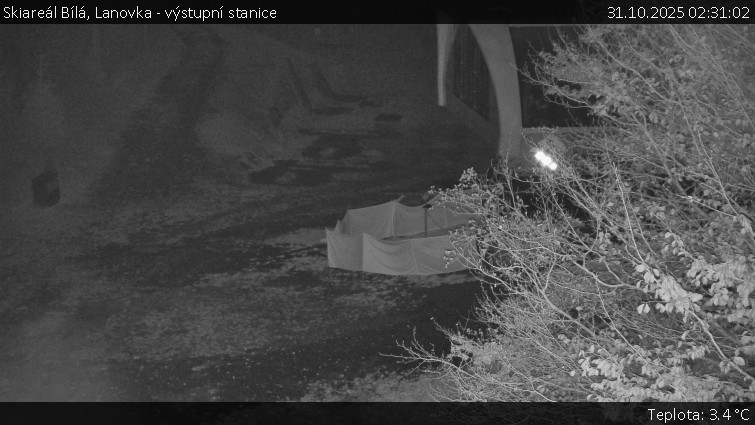 Skiareál Bílá - Lanovka - výstupní stanice - 31.10.2025 v 02:31 Skiareál Bílá - Lanovka - výstupní stanice - 31.10.2025 v 02:31