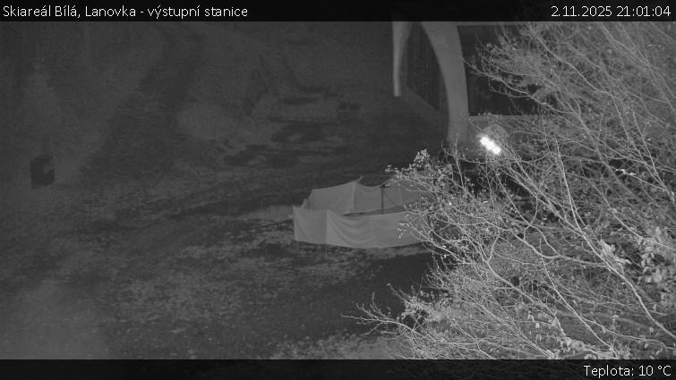 Skiareál Bílá - Lanovka - výstupní stanice - 2.11.2025 v 21:01 Skiareál Bílá - Lanovka - výstupní stanice - 2.11.2025 v 21:01