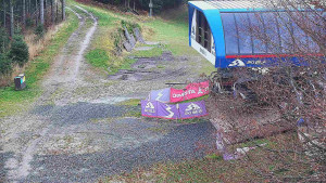 Skiareál Bílá - Lanovka - výstupní stanice - 8.11.2025 v 15:01 Skiareál Bílá - Lanovka - výstupní stanice - 8.11.2025 v 15:01