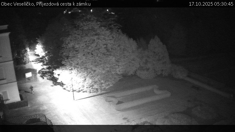 Obec Veselíčko - Příjezdová cesta k zámku - 17.10.2025 v 05:30 Obec Veselíčko - Příjezdová cesta k zámku - 17.10.2025 v 05:30