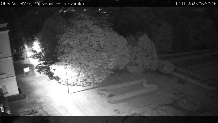 Obec Veselíčko - Příjezdová cesta k zámku - 17.10.2025 v 06:30 Obec Veselíčko - Příjezdová cesta k zámku - 17.10.2025 v 06:30