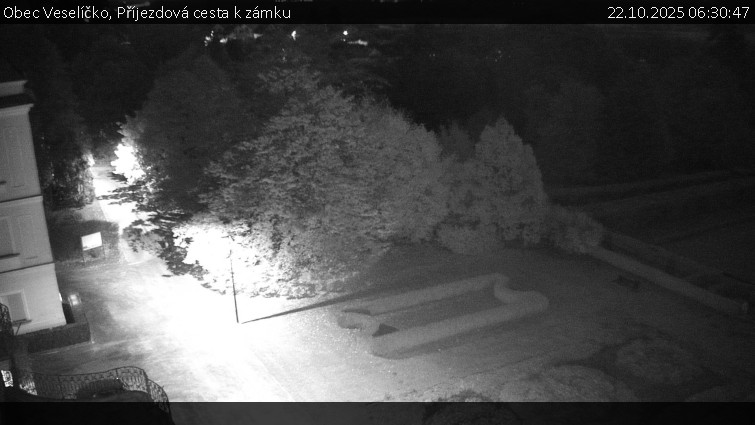 Obec Veselíčko - Příjezdová cesta k zámku - 22.10.2025 v 06:30 Obec Veselíčko - Příjezdová cesta k zámku - 22.10.2025 v 06:30