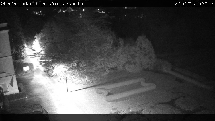 Obec Veselíčko - Příjezdová cesta k zámku - 28.10.2025 v 20:30 Obec Veselíčko - Příjezdová cesta k zámku - 28.10.2025 v 20:30