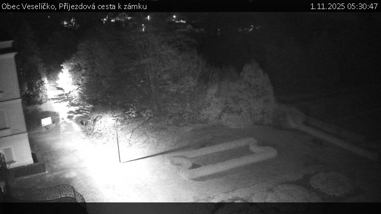 Obec Veselíčko - Příjezdová cesta k zámku - 1.11.2025 v 05:30 Obec Veselíčko - Příjezdová cesta k zámku - 1.11.2025 v 05:30