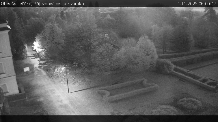 Obec Veselíčko - Příjezdová cesta k zámku - 1.11.2025 v 06:00 Obec Veselíčko - Příjezdová cesta k zámku - 1.11.2025 v 06:00