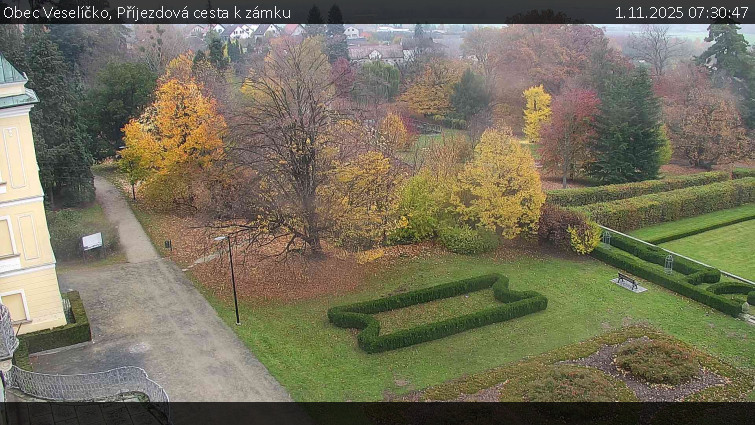 Obec Veselíčko - Příjezdová cesta k zámku - 1.11.2025 v 07:30 Obec Veselíčko - Příjezdová cesta k zámku - 1.11.2025 v 07:30