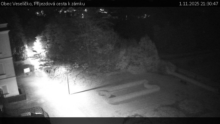 Obec Veselíčko - Příjezdová cesta k zámku - 1.11.2025 v 21:30 Obec Veselíčko - Příjezdová cesta k zámku - 1.11.2025 v 21:30