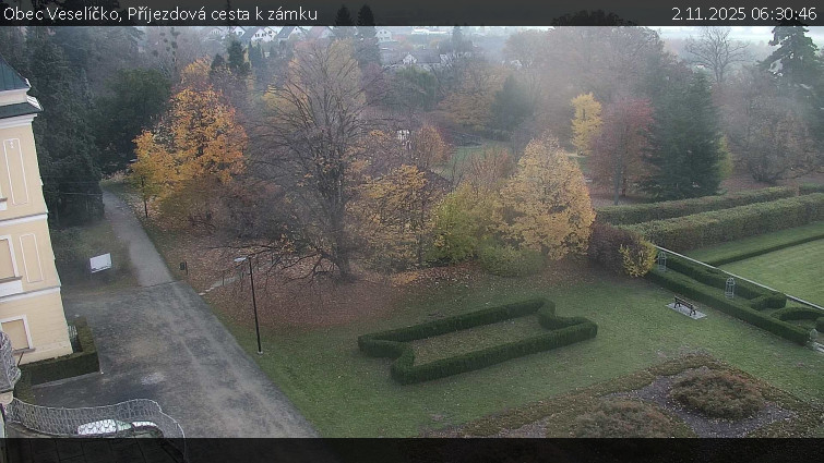 Obec Veselíčko - Příjezdová cesta k zámku - 2.11.2025 v 06:30 Obec Veselíčko - Příjezdová cesta k zámku - 2.11.2025 v 06:30