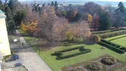 Příjezdová cesta k zámku