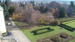 Příjezdová cesta k zámku