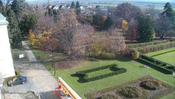 Příjezdová cesta k zámku