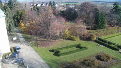 Příjezdová cesta k zámku