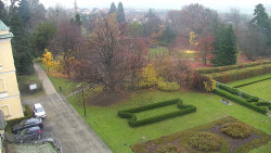 Příjezdová cesta k zámku