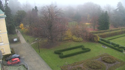 Příjezdová cesta k zámku