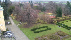 Příjezdová cesta k zámku