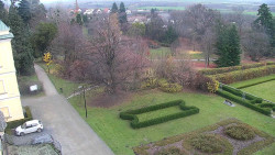 Příjezdová cesta k zámku