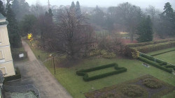 Příjezdová cesta k zámku