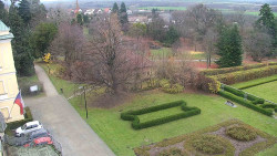 Příjezdová cesta k zámku