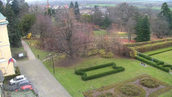 Příjezdová cesta k zámku