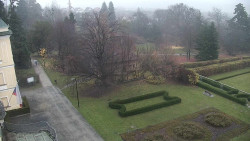 Příjezdová cesta k zámku