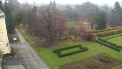 Příjezdová cesta k zámku