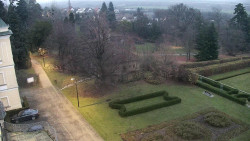 Příjezdová cesta k zámku