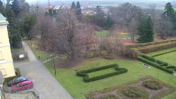 Příjezdová cesta k zámku