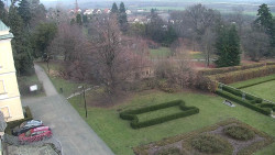 Příjezdová cesta k zámku