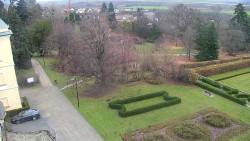 Příjezdová cesta k zámku