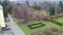 Příjezdová cesta k zámku