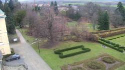 Příjezdová cesta k zámku