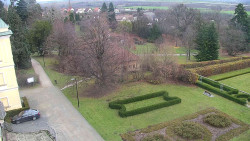 Příjezdová cesta k zámku