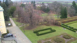 Příjezdová cesta k zámku