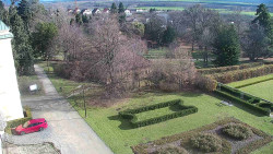 Příjezdová cesta k zámku