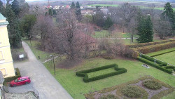 Příjezdová cesta k zámku