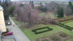 Příjezdová cesta k zámku