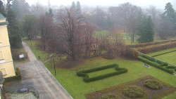 Příjezdová cesta k zámku