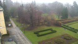 Příjezdová cesta k zámku