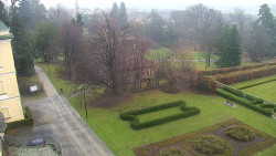 Příjezdová cesta k zámku