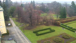 Příjezdová cesta k zámku