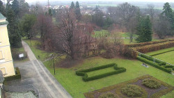 Příjezdová cesta k zámku