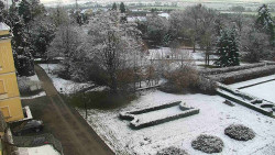 Příjezdová cesta k zámku